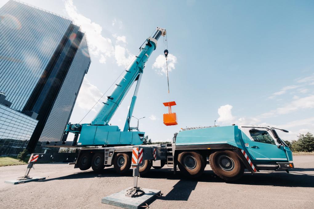 a-large-blue-truck-crane-stands-ready-for-operatio-2023-11-27-05-06-24-utc